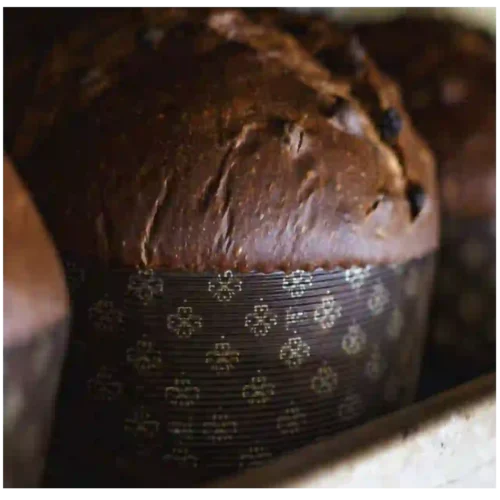DETTAGLIO DEL PANETTONE FIASCONARO, VISTA DEL SINGOLO PRODOTTO SENZA CONFEZIONE. COLORE SCURO CON CARTA MARRONE DECORATA