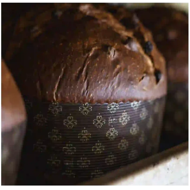 DETTAGLIO DEL PANETTONE FIASCONARO, VISTA DEL SINGOLO PRODOTTO SENZA CONFEZIONE. COLORE SCURO CON CARTA MARRONE DECORATA