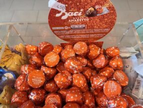 Confezione maxi di cioccolatini Baci Perugina fondentissimi al 70%, sfusi, colore incarto arancione con scritte e stelline bianche