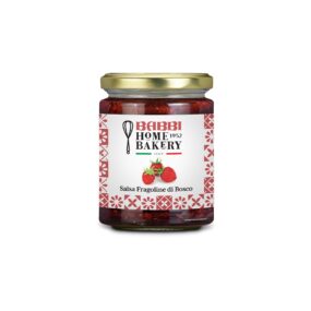 un vasetto di salsa fragoline di bosco marca. Vasetto in vetro con coperchio giallo oro, etichetta bianca con immagine di fragoline