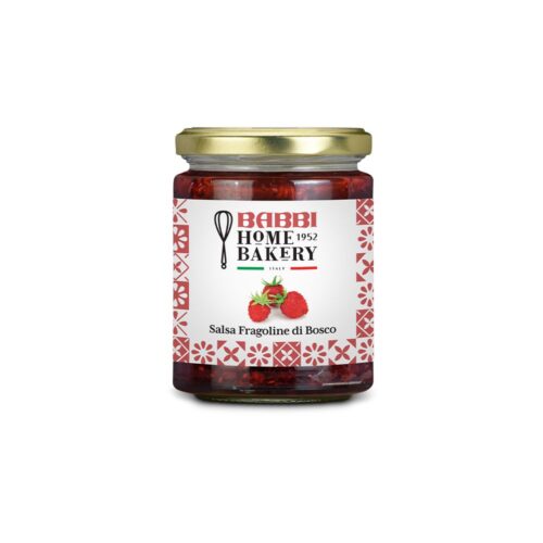 un vasetto di salsa fragoline di bosco marca. Vasetto in vetro con coperchio giallo oro, etichetta bianca con immagine di fragoline