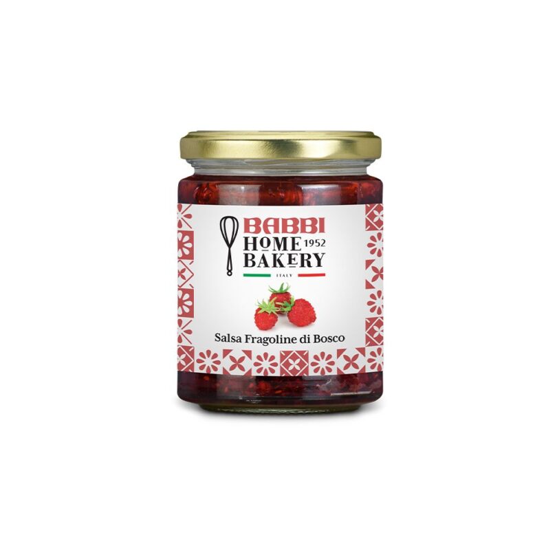 un vasetto di salsa fragoline di bosco marca. Vasetto in vetro con coperchio giallo oro, etichetta bianca con immagine di fragoline