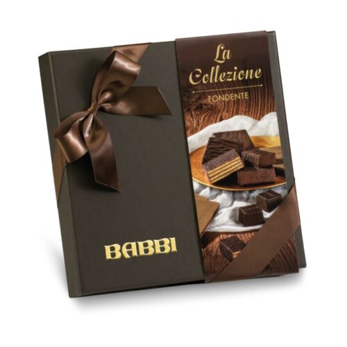 Una scatola di quadrata con doppio fiocco sulla sinistra e in basso a destra e immagine cioccolatini a destra marca Babbi