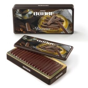 una scatola di latta elegantemente serigrafata con foto dei babbi bonette fondente ambientati. Altra immagine con vista della scatola aperta, con i bonette disposti in fila ordinatamente somiglianti a sigari di cioccolato